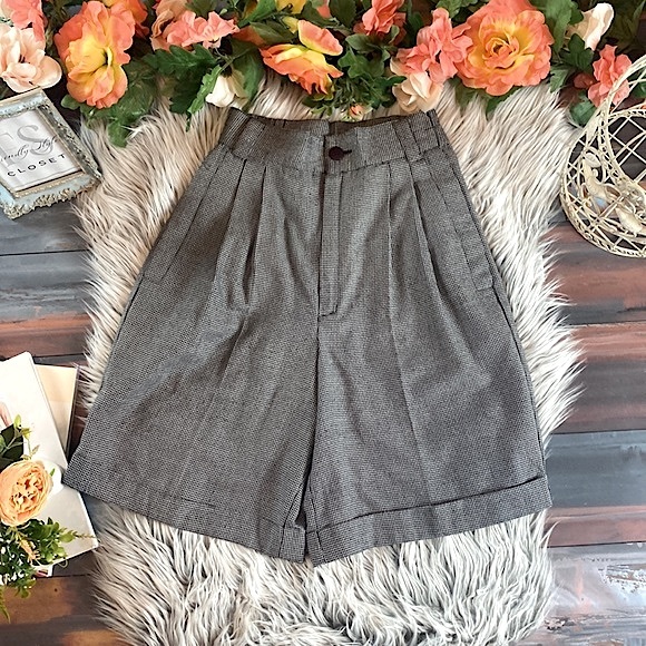 Casablanca Pants - Vintage Casablanca High-waisted Cuffed Pleated Shorts with stretch Waistband